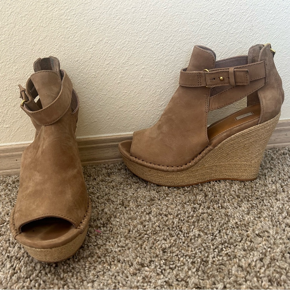 UGG Jolina Strappy Cut Out Ankle Strap Wedge Tan Peep Toe Size 8 Formal Party